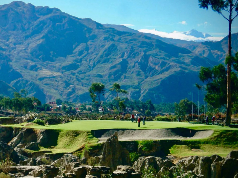 La Paz Golf Club among the eroded rock formations of the Andes